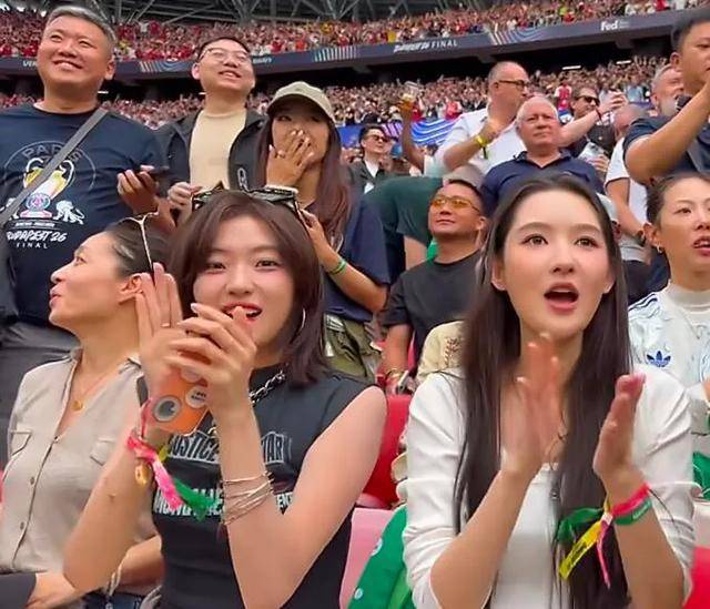 章泽天戴300万腕表看欧冠决赛，穿4万的香奈儿马甲，这是真老钱风